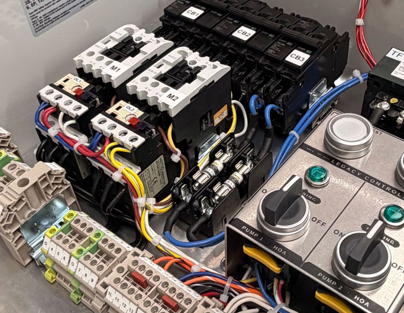 Interactive photograph of a 9000 Series power section. Buttons over the image select each device.